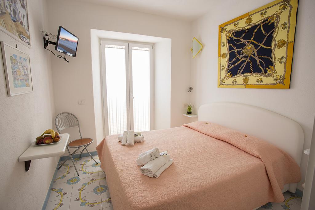Lacco Ameno  B&B Celestina Ischia الغرفة الصورة